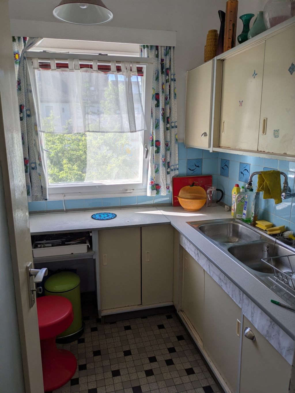 Schönes helles möbliertes Zimmer mit großem Balkon in 2.5Zimmer Wohnung in Steglitz.Zentral gelegen zur U-+S-Bahn Rathaus Steglitz.Ein möbiliertes Wohnzimmer zur Mitbenutzung.Die gesamte Wohnung ist hauptsächlich zur Alleinverfügung! – Sedanstraße 17a, 12167 Berlin Steglitz – Vorschaubild 9