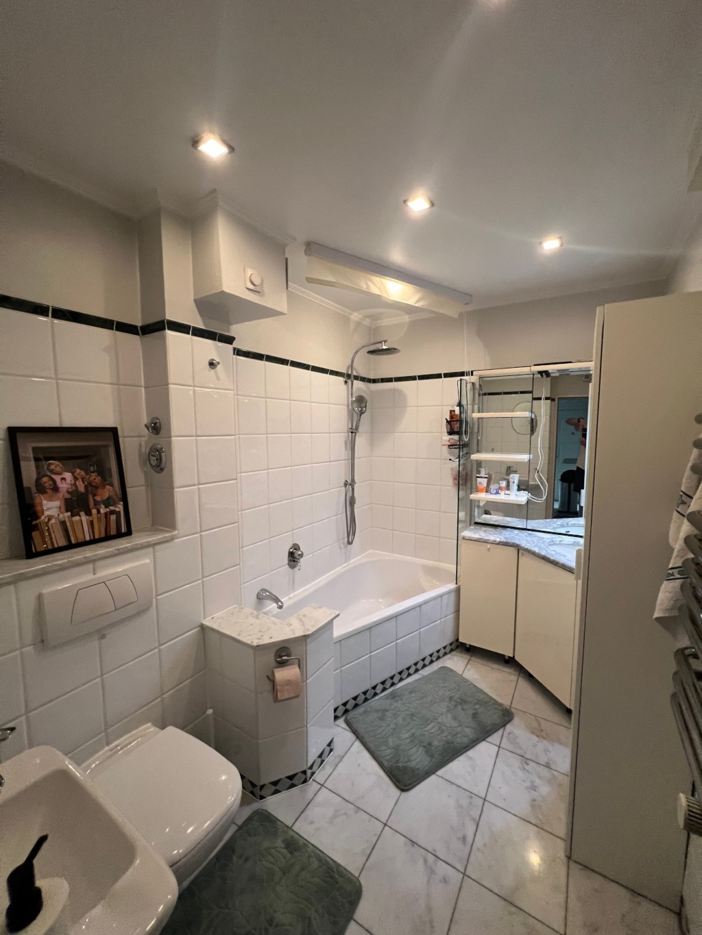 Flat Barmbek-Nord Genslerstraße - Bad mit Badewanne und zwei Waschbecken