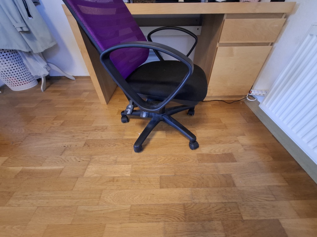 Habitación en WG Traunstein scheibenstraße - Schreibtisch und Stuhl
