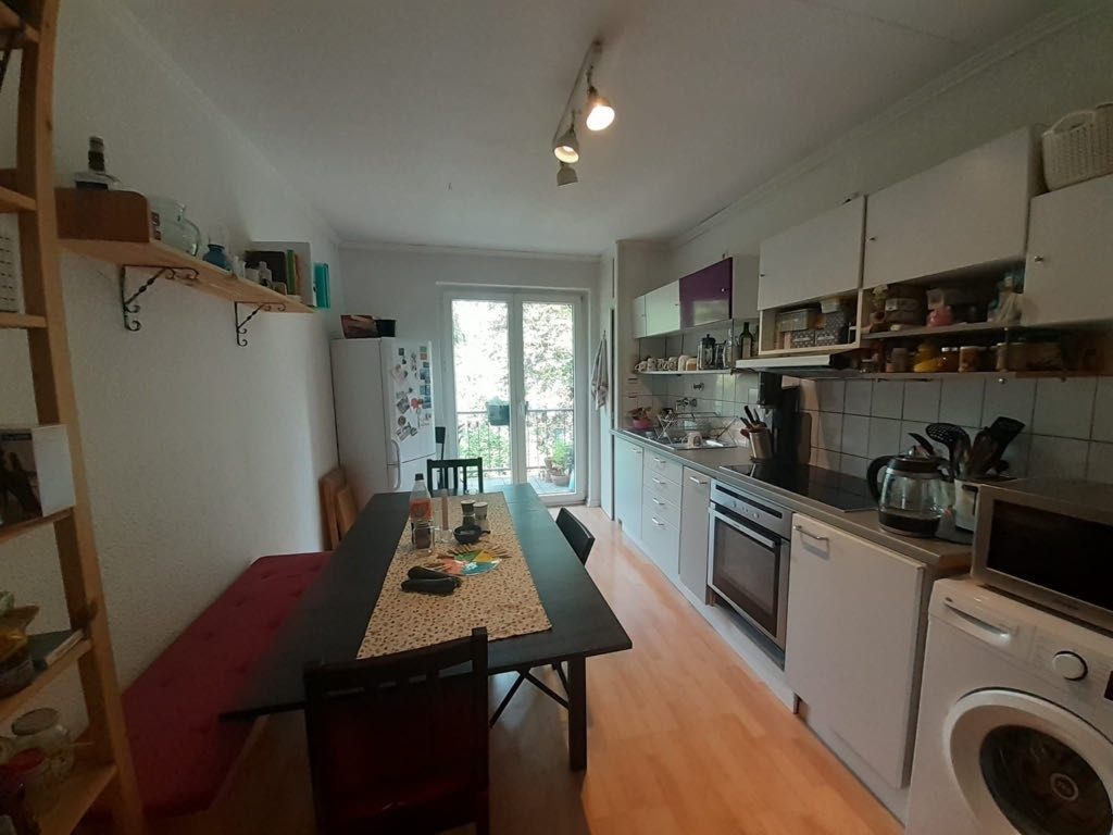Habitación en WG Centrum Bergstraße - Die Küche (mit viel Platz um den Esstisch, für WG Abende, Besuch von Freund*innen etc.)