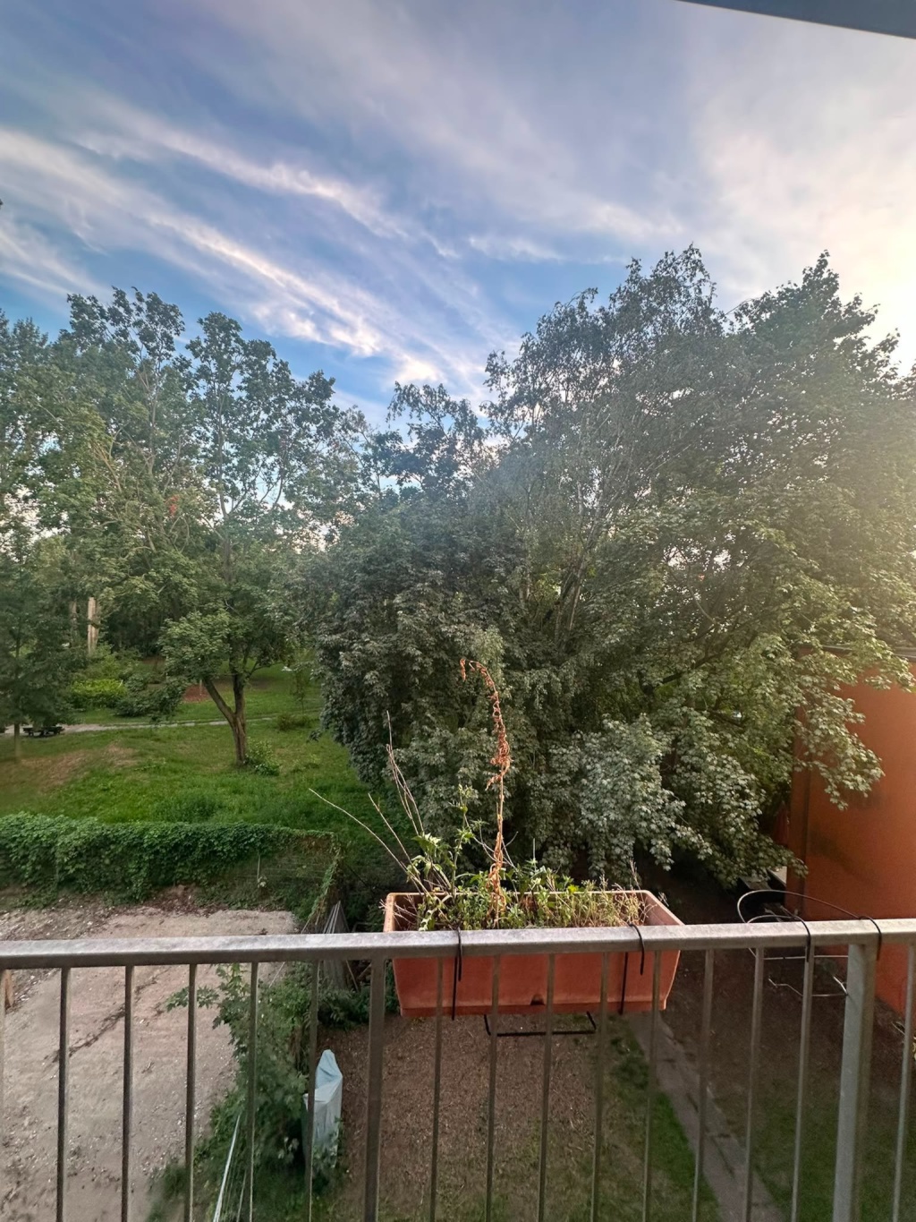 Flat Rummelsburg Lückstraße 2 - Freier Blick vom Balkon ins Gruene auf den Noeldnerpark