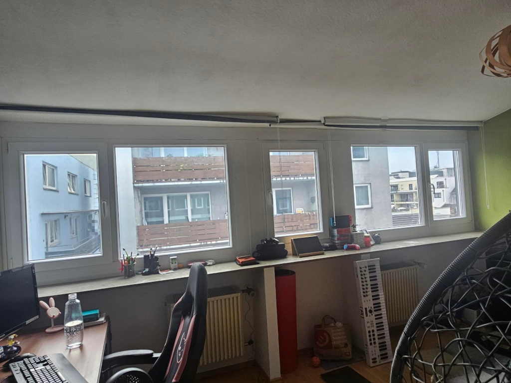 WG-Zimmer Mitte Saalbaustraße 42 - Die Fensterfront, die man sieht, wenn man das Zimmer betritt