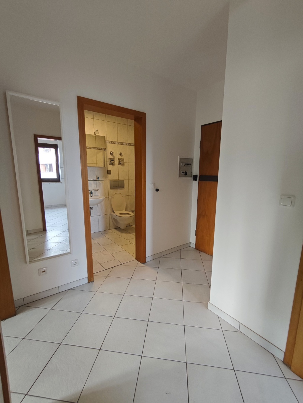 Exklusive Wohnung direkt am Rhein: Voll möblierte 2-Zimmer-Wohnung mit Balkon in Neuss-Hammerfeld – 41460 Düsseldorf Hammerfeld – Vorschaubild 10