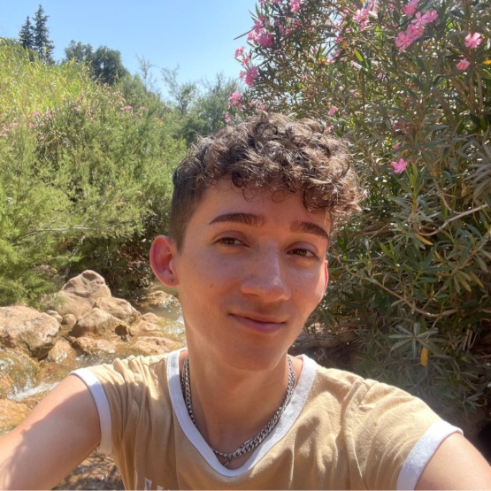 Anzeigenbild: Student, 26, queer & auf WG-Suche in Berlin 🫶🏻