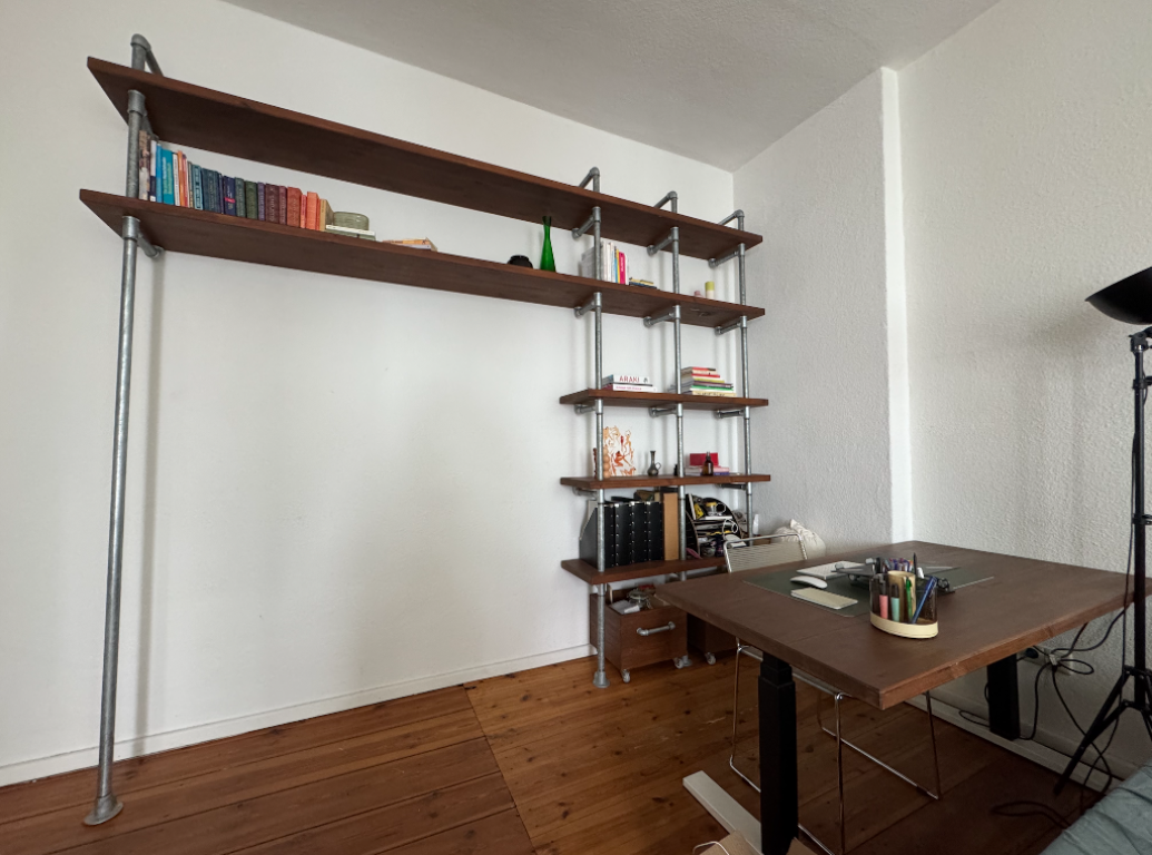 Apartamento Friedrichshain Neue Bahnhofstraße  3 - working station -automatic standing desk - in living space - standing desk