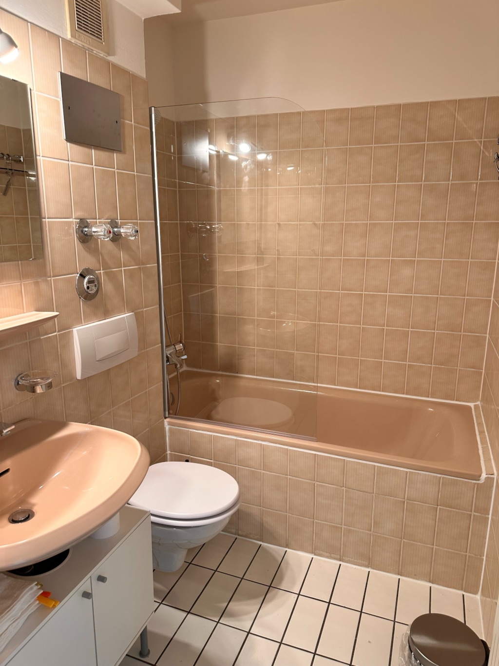 1.11.: Schellingsalon/Maxvorstadt: möblierte 1-Zi.-Whg mit TG-Platz und höhenverstellbarem Schreibtisch – 80333 München Maxvorstadt – Vorschaubild 8