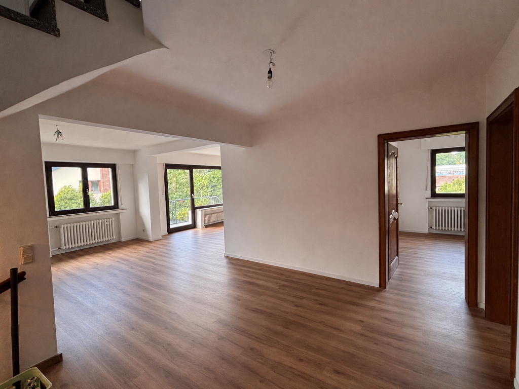 Großzügige offene Maisonettewohnung mit Garage
