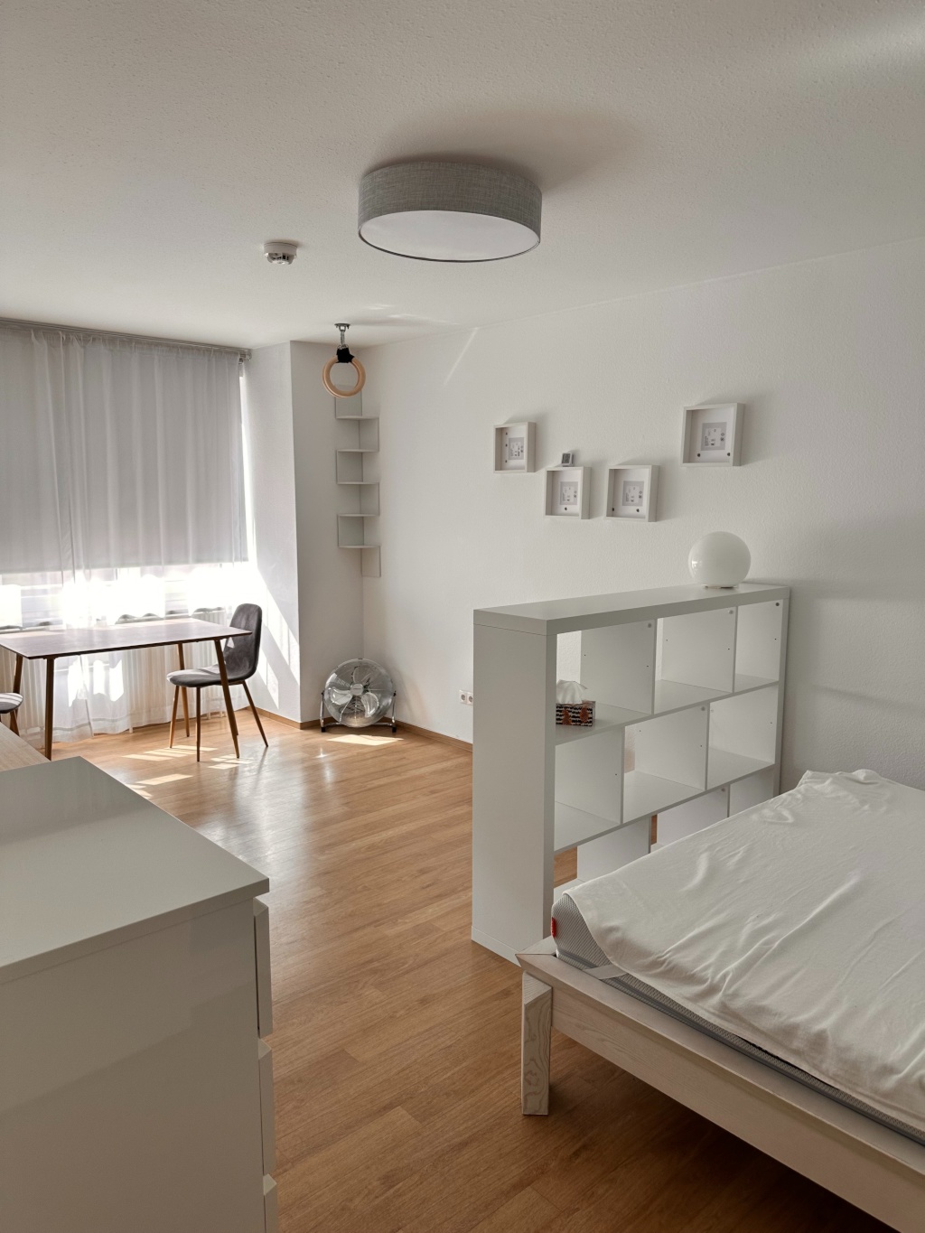 1.11.: Schellingsalon/Maxvorstadt: möblierte 1-Zi.-Whg mit TG-Platz und höhenverstellbarem Schreibtisch – 80333 München Maxvorstadt – Vorschaubild 2
