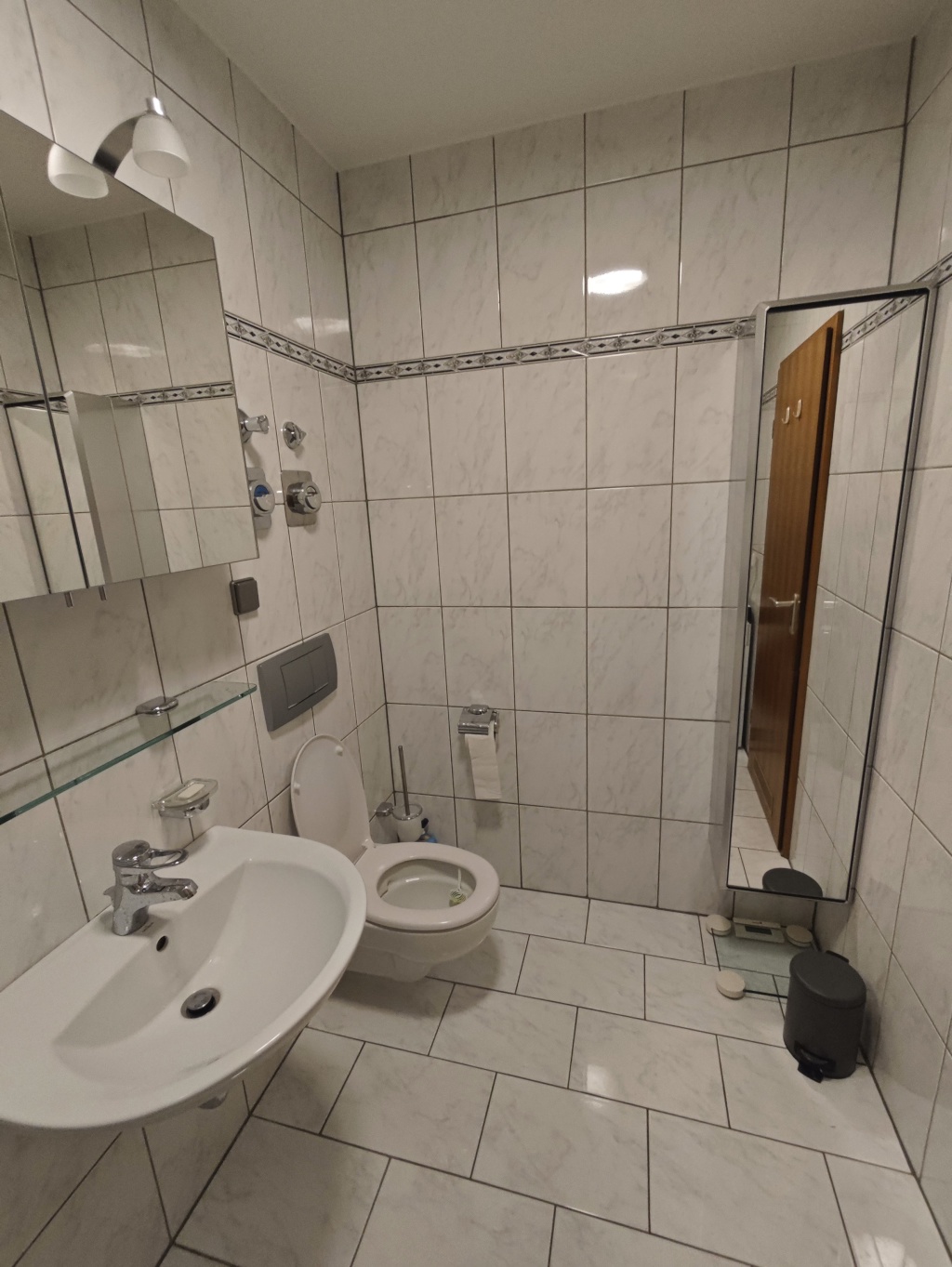 Exklusive Wohnung direkt am Rhein: Voll möblierte 2-Zimmer-Wohnung mit Balkon in Neuss-Hammerfeld – 41460 Düsseldorf Hammerfeld – Vorschaubild 9