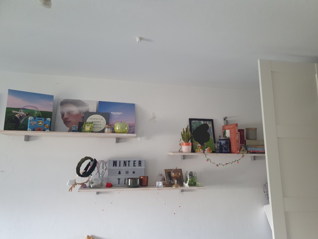WG-Zimmer Schwabing-West Erich-Kästner-Straße - Regalbretter an Wand neben Kleiderschrank