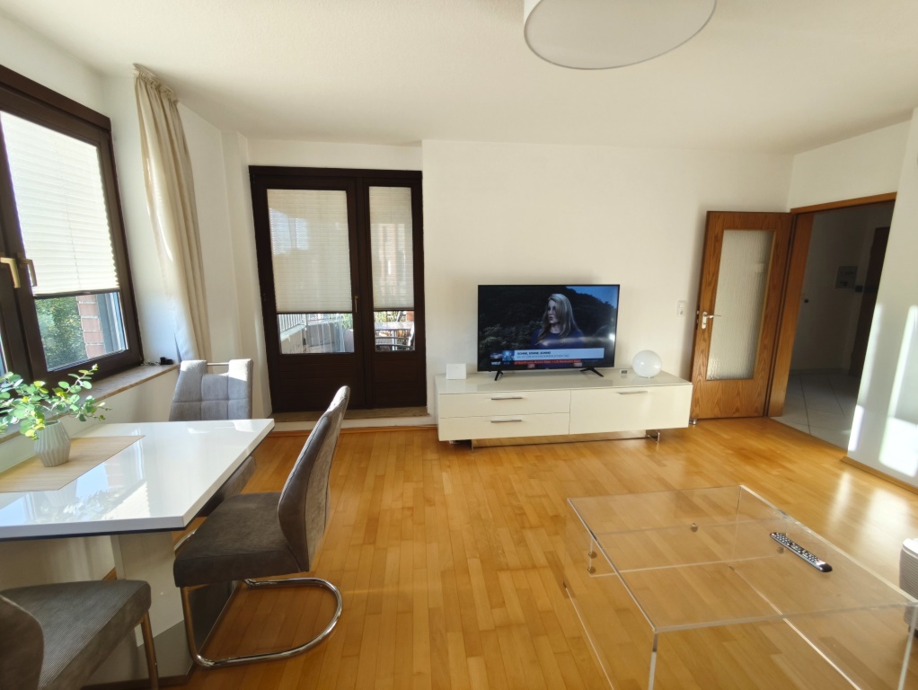 Exklusive Wohnung direkt am Rhein: Voll möblierte 2-Zimmer-Wohnung mit Balkon in Neuss-Hammerfeld – 41460 Düsseldorf Hammerfeld – Vorschaubild 3