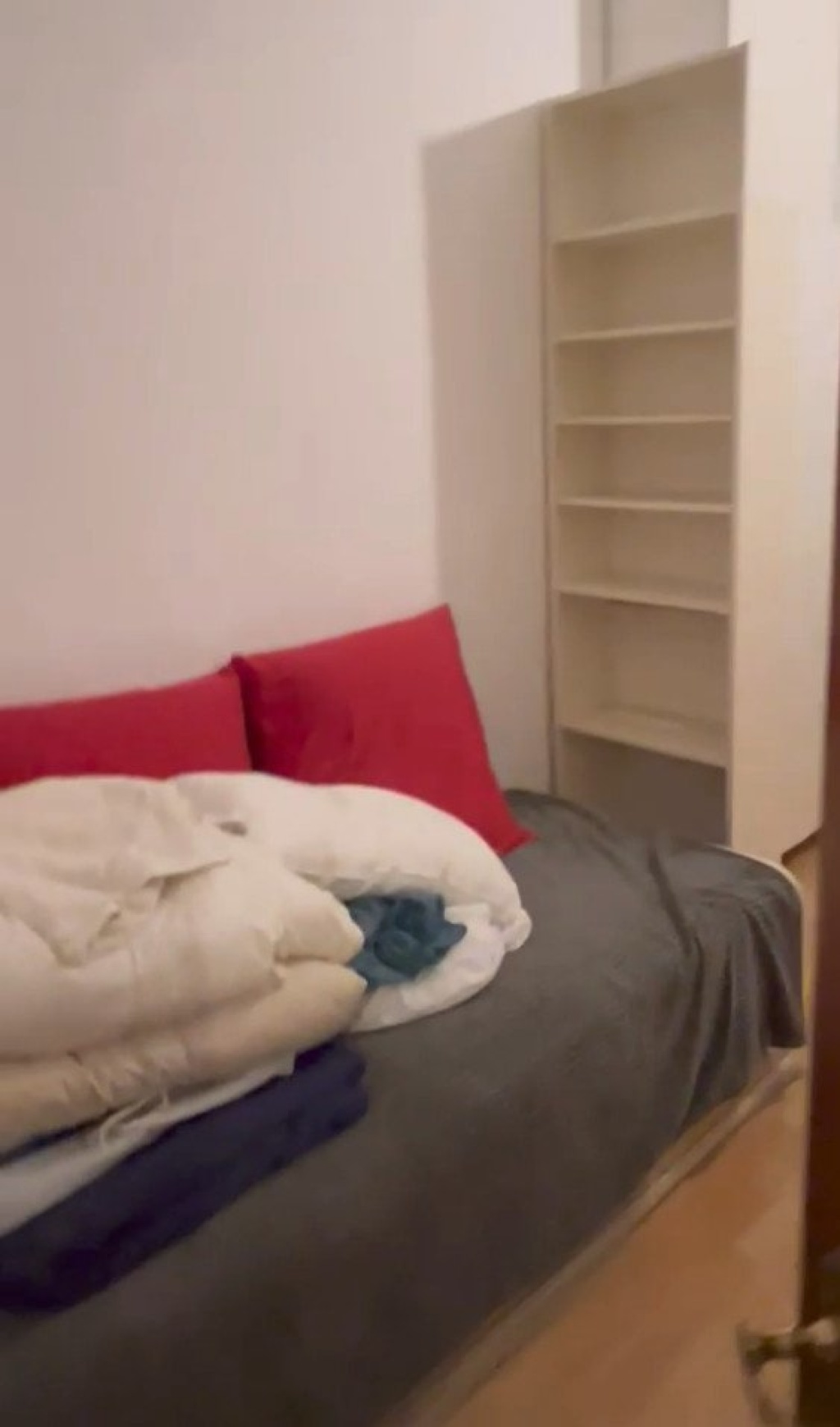 Habitación en WG Berlin Tempelhofer Ufer - Kleines Bett mit Regal
