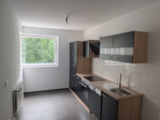 Lichtdurchflutete, frisch sanierte 2-Zimmer-Wohnung mit neuer EBK & Balkon (3 Jahre befristet) — photo 1