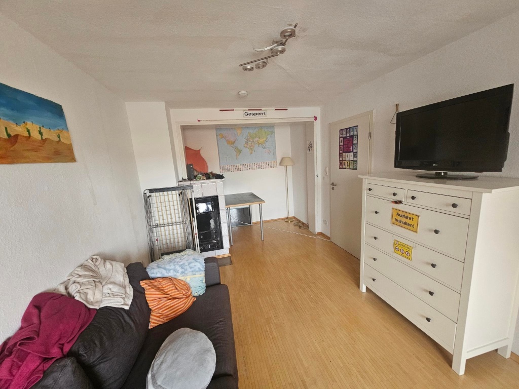 WG-Zimmer Mitte Saalbaustraße 42 - Wohnzimmer aus Perspektive der Balkontür - es ist die Co-Working-Ecke sichtbar.