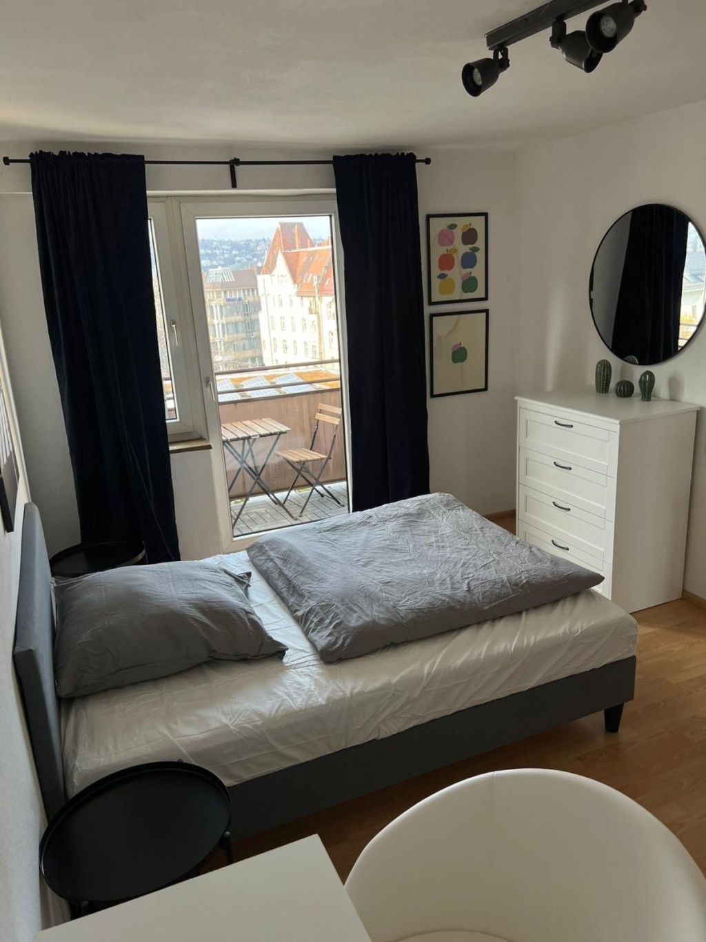 Gemütliches Zimmer mit Balkon in Stuttgart-Mitte – Charlottenstraße, 70182 Stuttgart Mitte – Vorschaubild 3