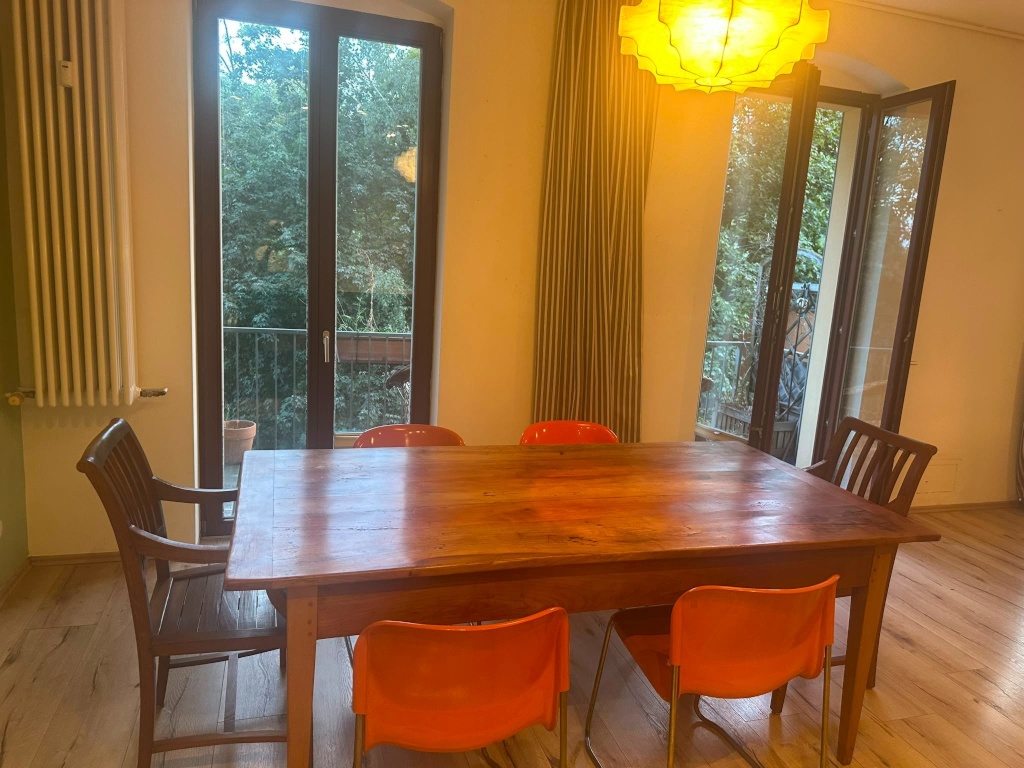 Flat Rummelsburg Lückstraße 2 - Kirschholzesstisch antik mit modernen Stuehlen