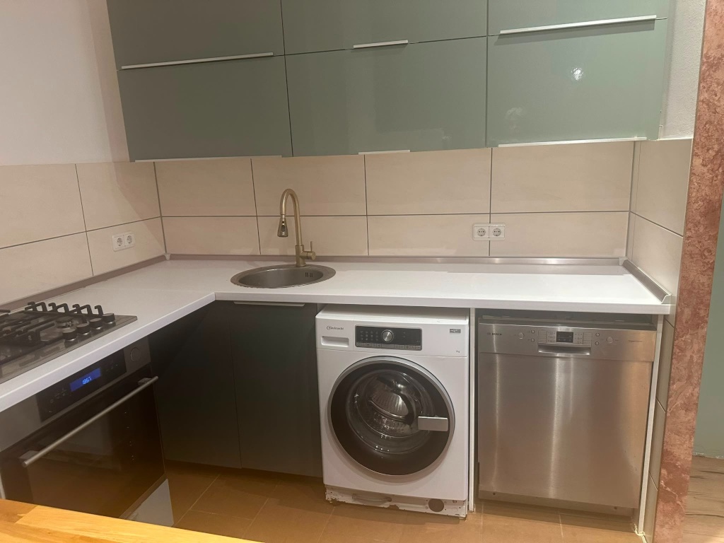 Flat Rummelsburg Lückstraße 2 - Kueche mit Gasherd, Spuelmaschine, Waschmaschine, Einbaukueche
