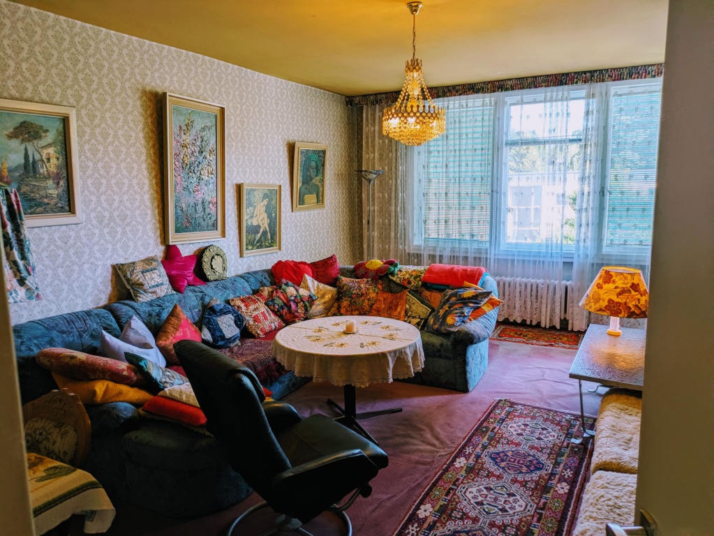 Schönes helles möbliertes Zimmer mit großem Balkon in 2.5Zimmer Wohnung in Steglitz.Zentral gelegen zur U-+S-Bahn Rathaus Steglitz.Ein möbiliertes Wohnzimmer zur Mitbenutzung.Die gesamte Wohnung ist hauptsächlich zur Alleinverfügung! – Sedanstraße 17a, 12167 Berlin Steglitz – Vorschaubild 5