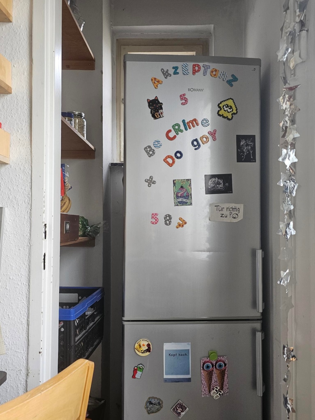 WG-Zimmer Mitte Saalbaustraße 42 - Auch die Küche hat mehrere coole Nieschen. In einer Davon steht unser Kühlschrank und das Regal, auf dem wir unsere Vorräte Lagern.