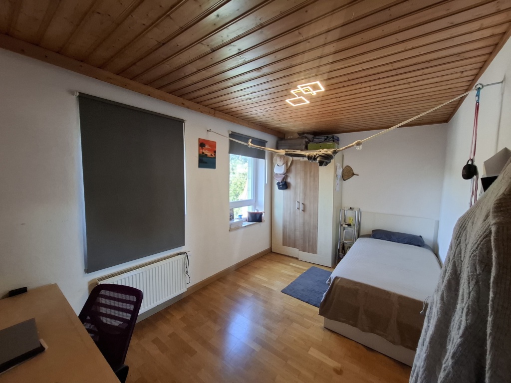 Habitación en WG Traunstein scheibenstraße - Schrank + Bett