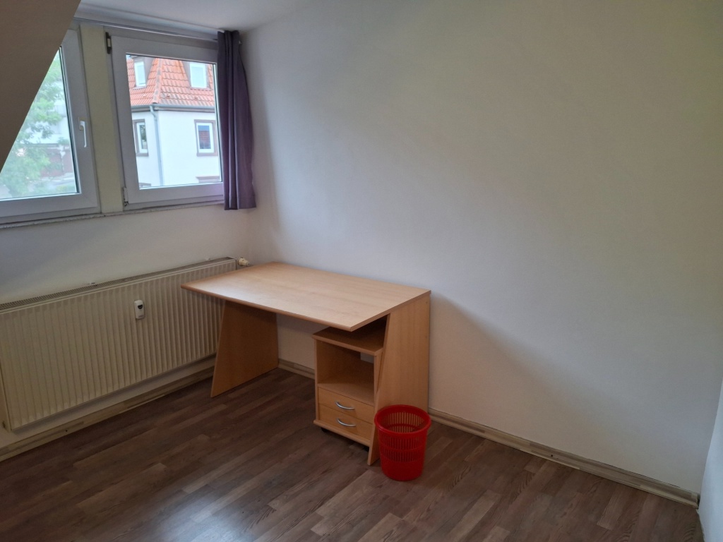 Habitación en WG Feuerbach Oswald-Hesse-Str. 26 - Schreibtischbereich