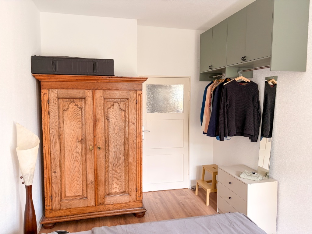 Wohnung Weißensee Charlottenburger Str. 32 - Schlafzimmer mit antiken Schrank und Stauraum
