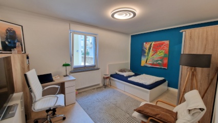 Anzeigenbild: Geräumiges, teilmöbeliertes WG Zimmer für 3er Mädels WG | 370€ Warm