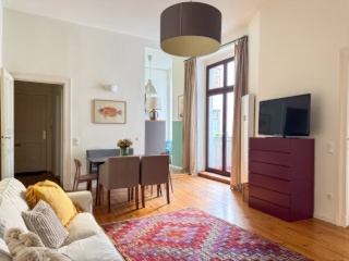 Befristet, voll möblierte 2-Zimmer- Altbauwohnung mit Balkon in Moabit — photo 1