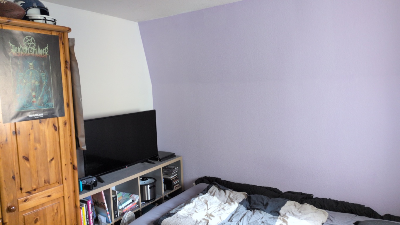 WG-Zimmer Bad Cannstatt Wildunger Straße 39 - Zimmer mit Bett, Fernseher und weißer und lila Wand