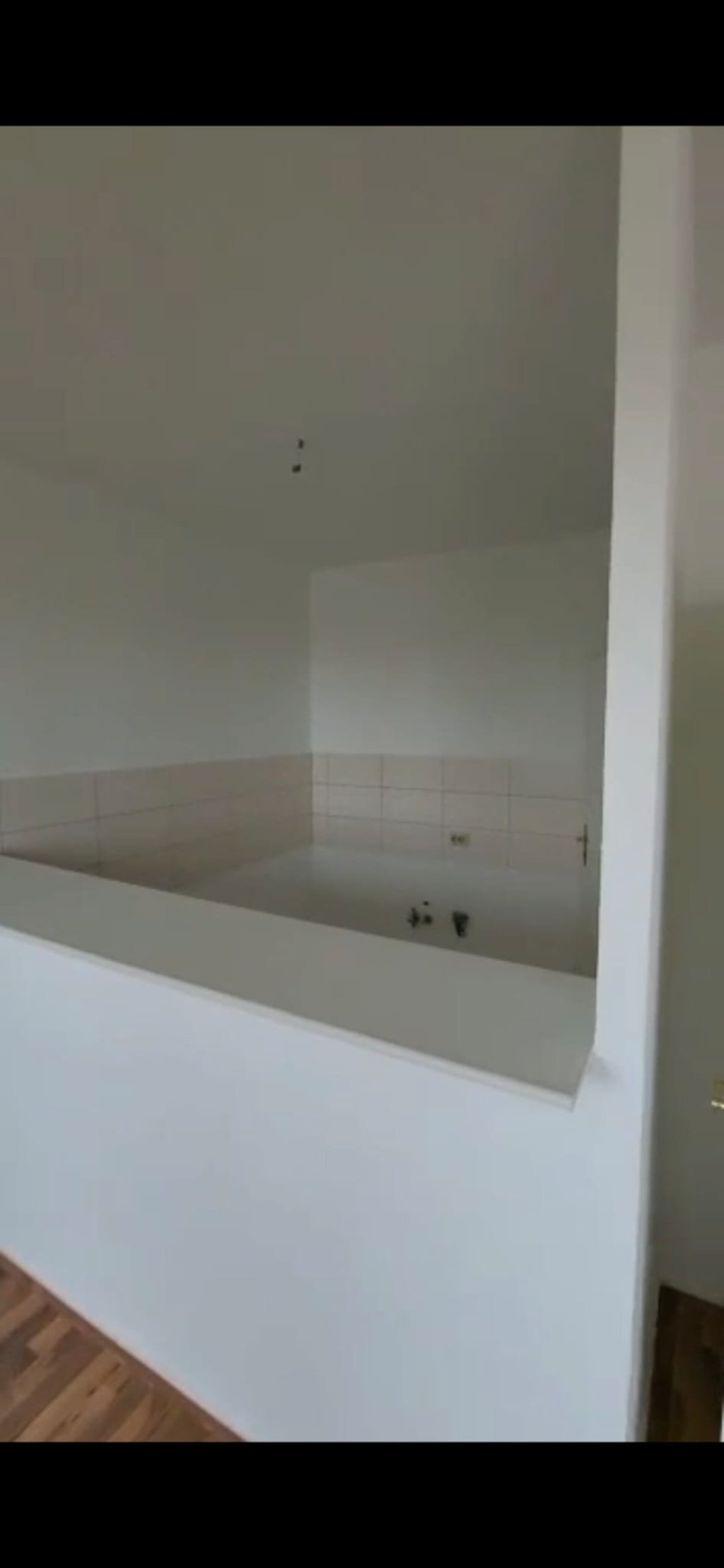 WG-Neugründung oder Wohnung für Alleinstehende / Pärchen mit Balkon und Aufzug (mit der Bitte um Entschuldigung für die schlechte Bild-Qualität) – 39114 Magdeburg Herrenkrug – Vorschaubild 3