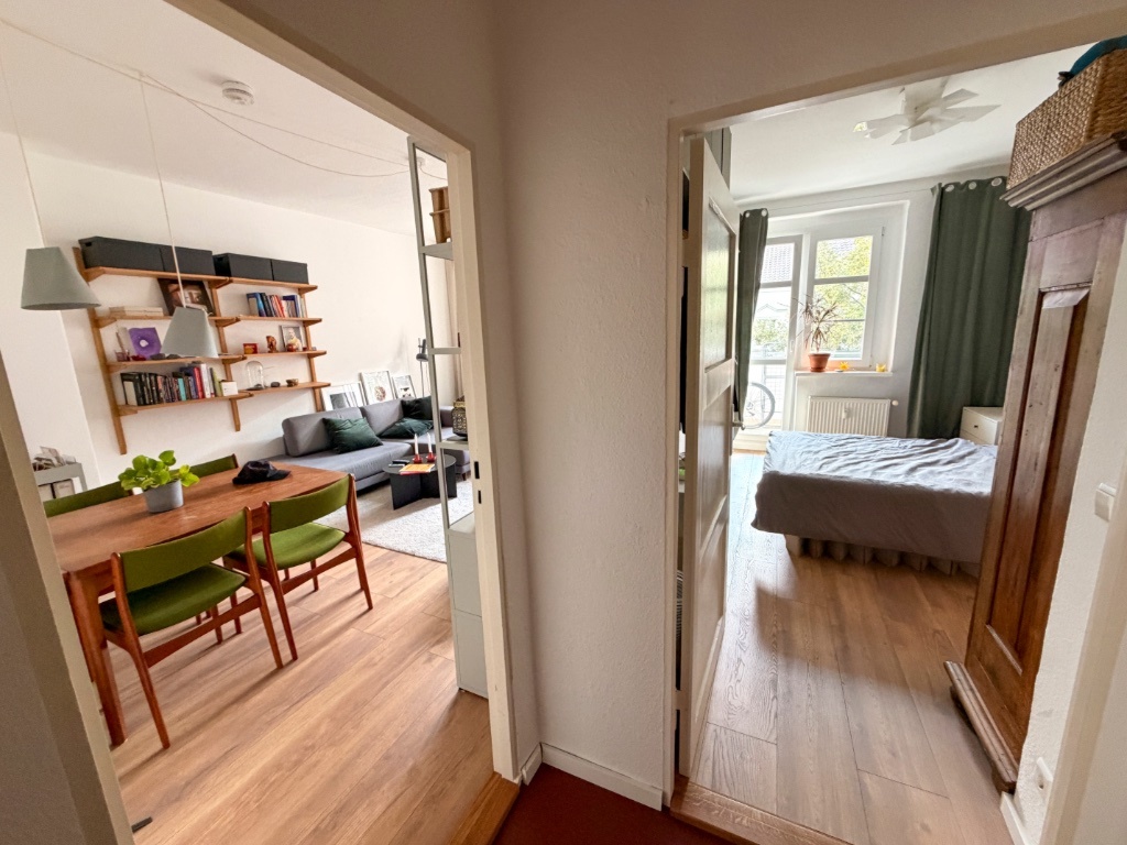 Wohnung Weißensee Charlottenburger Str. 32 - Blick vom Flur in Wohn- und Schlafzimmer