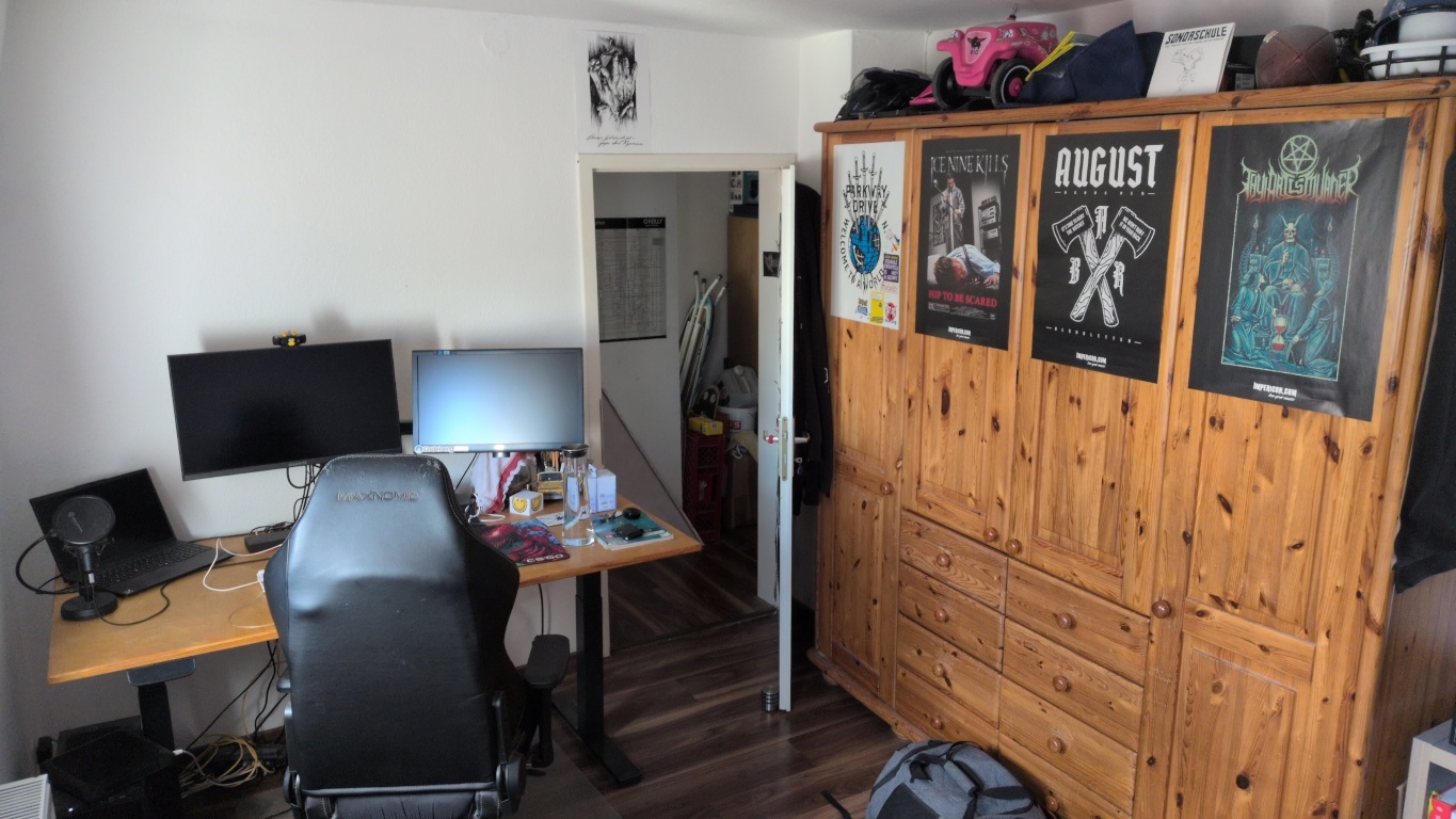 WG-Zimmer Bad Cannstatt Wildunger Straße 39 - Zimmer mit Schreibtisch, Schrank, Eingangstür und weißer Wand