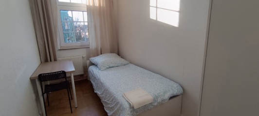Anzeigenbild: Diese geräumige WG bietet einen komfortablen und gut ausgestatteten Wohnraum in guter Lage.