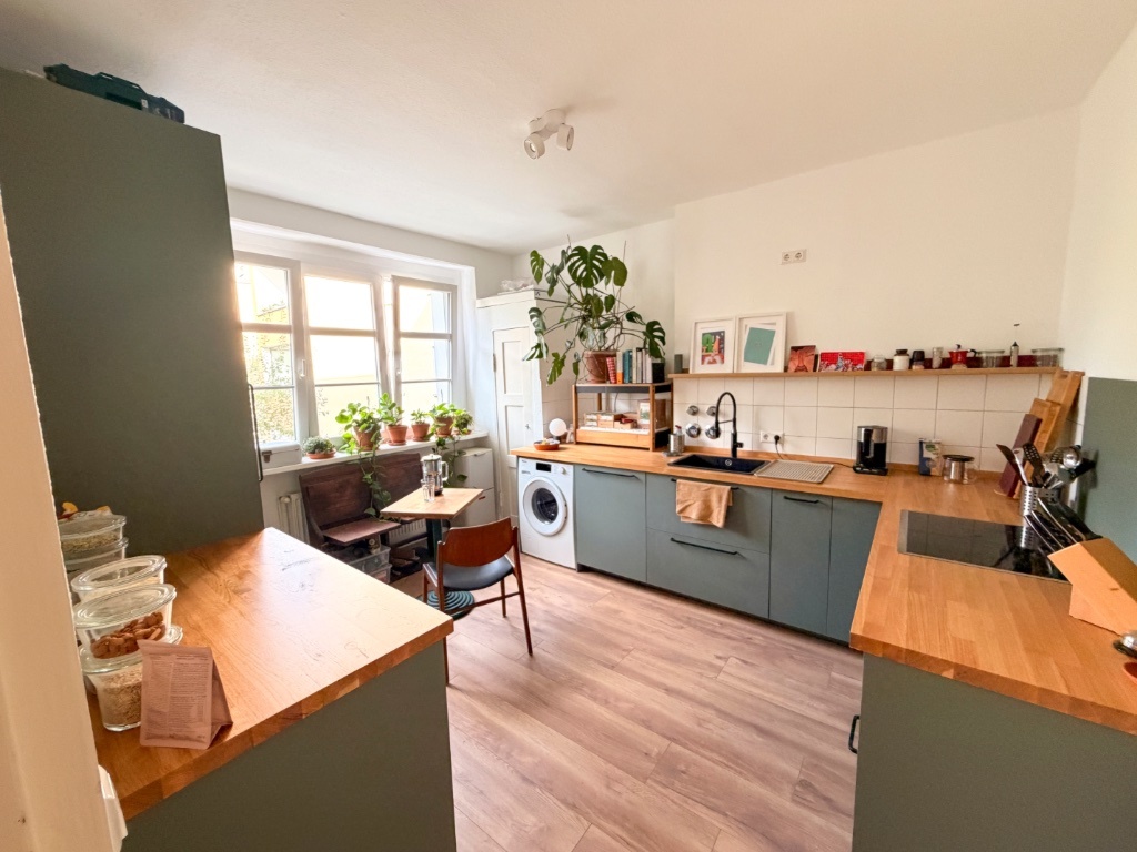 Wohnung Weißensee Charlottenburger Str. 32 - Küche mit Waschmaschine und Pflanzen