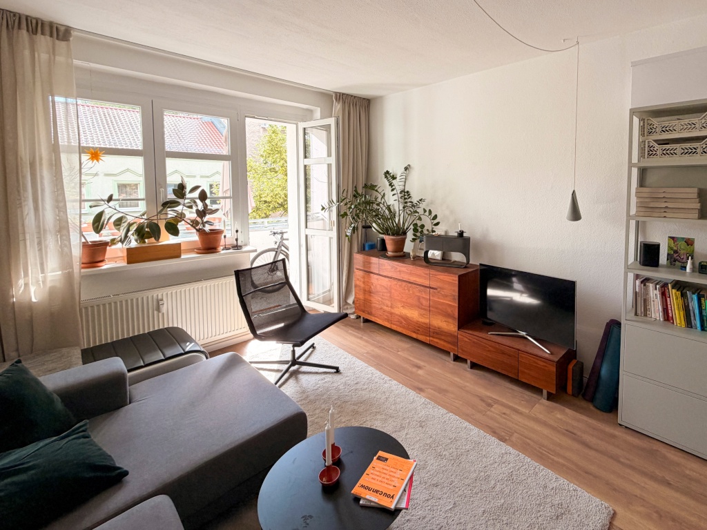 Wohnung Weißensee Charlottenburger Str. 32 - Sideboard und Loungechair mit TV