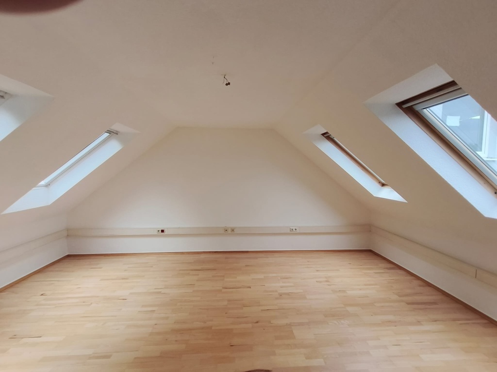 Sehr große Wohnung, fast das ganze Haus, für eine 5er WG mit 2Bädern, große Küche und Wohnzimmer zu vermieten