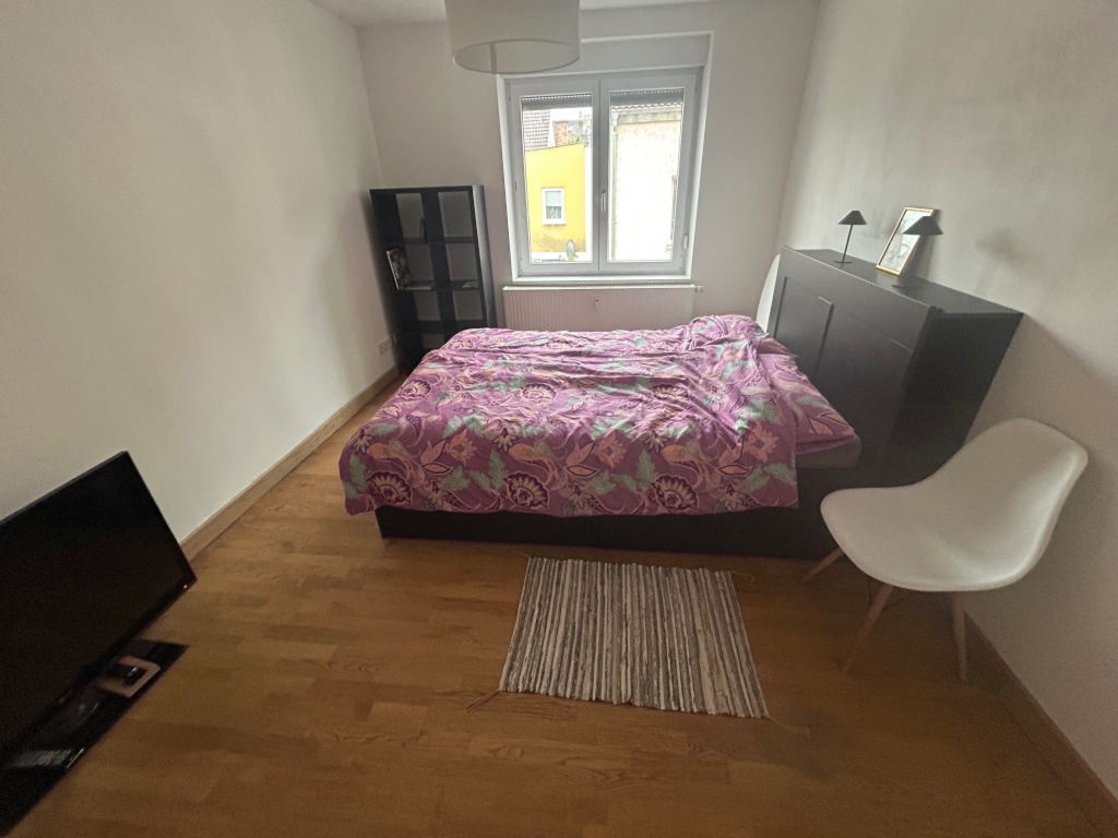 WG-Zimmer Oberhausen Pestalozzi 1 - Das zu vermietende teilmöblierte Zimmer mit bequemen großen Bett!