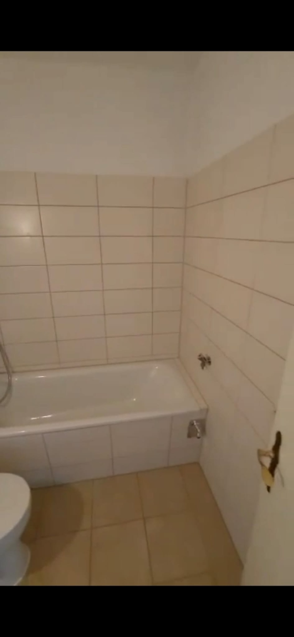 WG-Neugründung oder Wohnung für Alleinstehende / Pärchen mit Balkon und Aufzug (mit der Bitte um Entschuldigung für die schlechte Bild-Qualität) – 39114 Magdeburg Herrenkrug – Vorschaubild 9