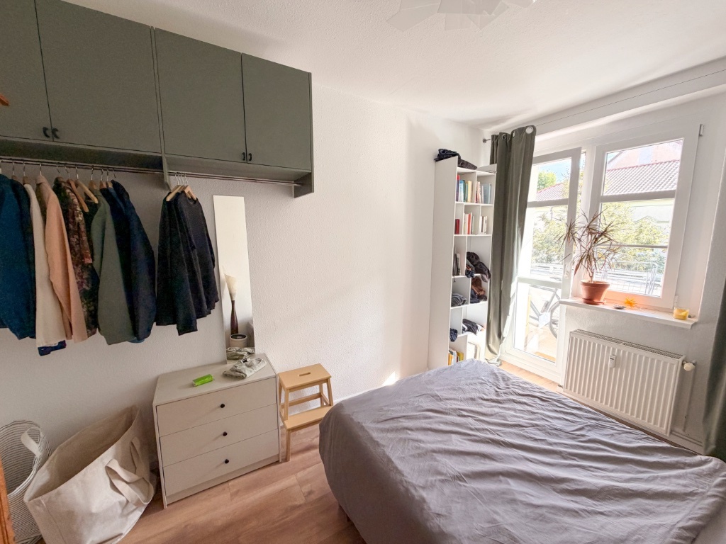 Wohnung Weißensee Charlottenburger Str. 32 - Schlafzimmer mit Garderobe und Zugang zum Balkon
