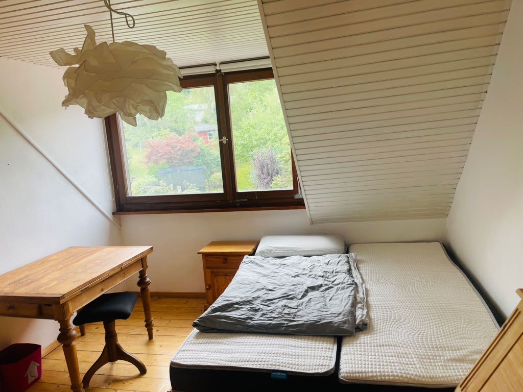 Wohnung Barmen Ingeborgstr - Schlaf- und Arbeitsbereich mit Blick in den Garten