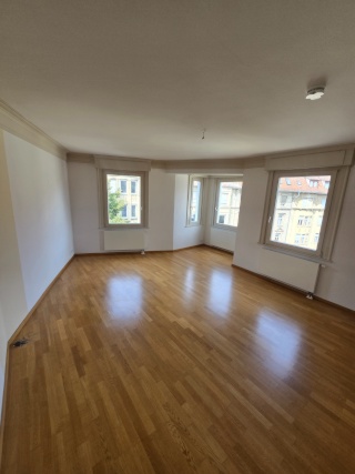 Anzeigenbild: 5-Zimmer-WG direkt am Hölderlinplatz