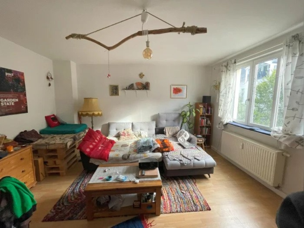 Flat Rummelsburg Leopoldstraße - Wohnzimmer mit ausklappbarer Schlafcouch