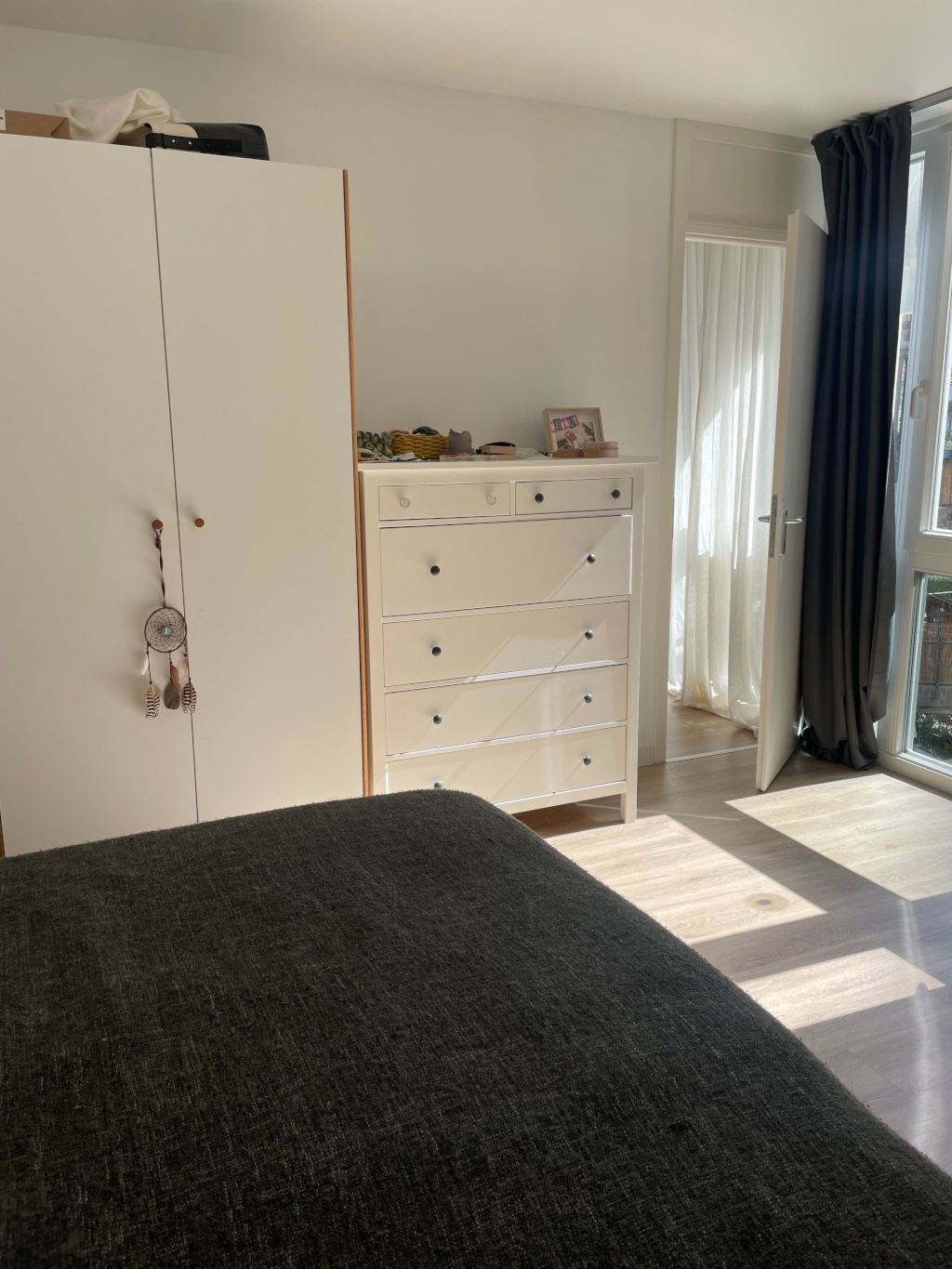 Apartamento Weißensee Am Steinberg - bedroom with large windows