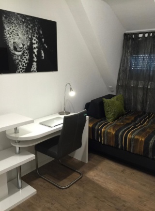 Anzeigenbild: Möbliertes WG-Zimmer zur Zwischenmiete für ca. 2 Monate – zentrale Lage in Stuttgart