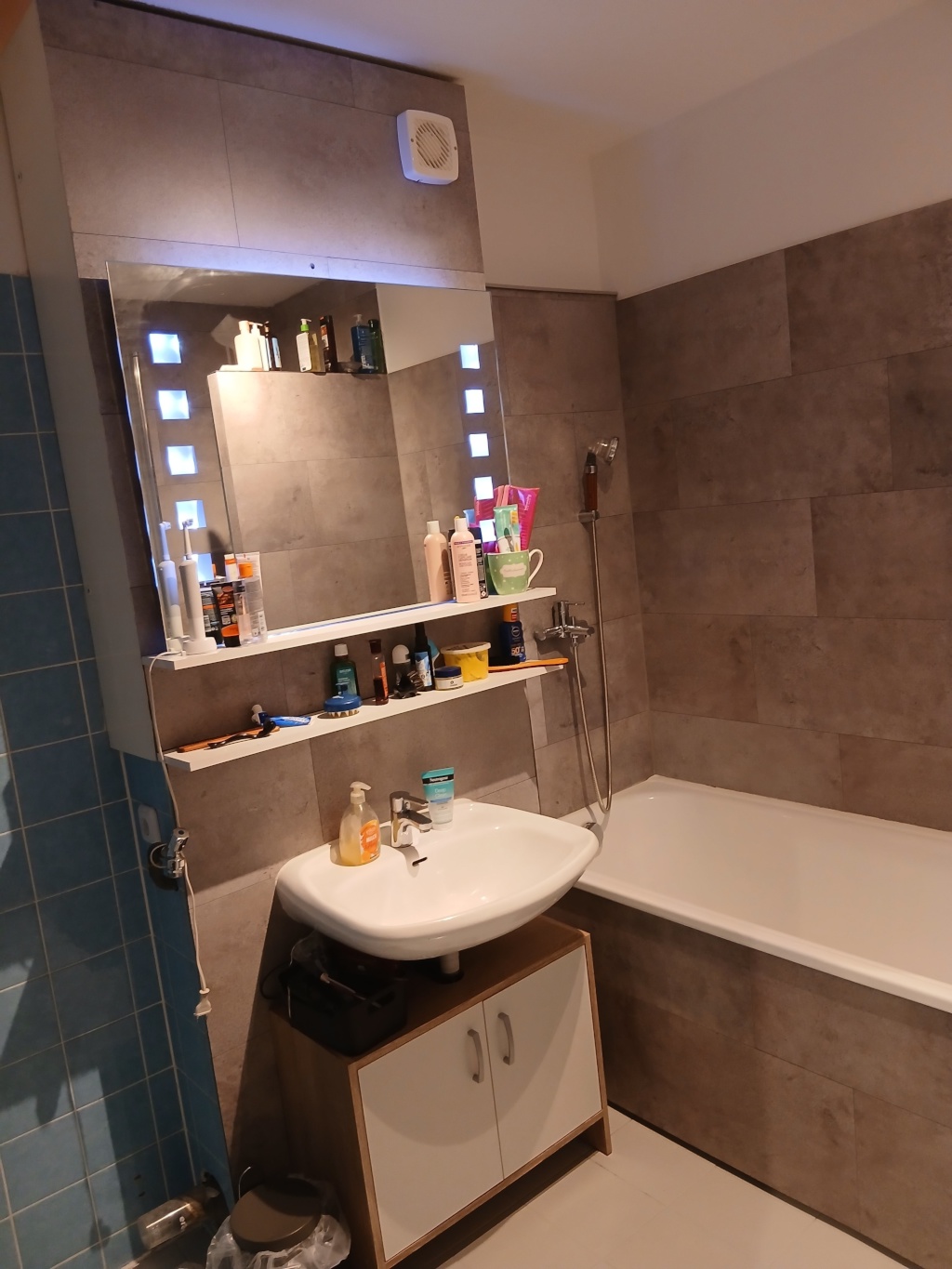 WG-Zimmer Universitätsviertel Lilienthalstraße 21 - ... mit Badewann und Dusche.