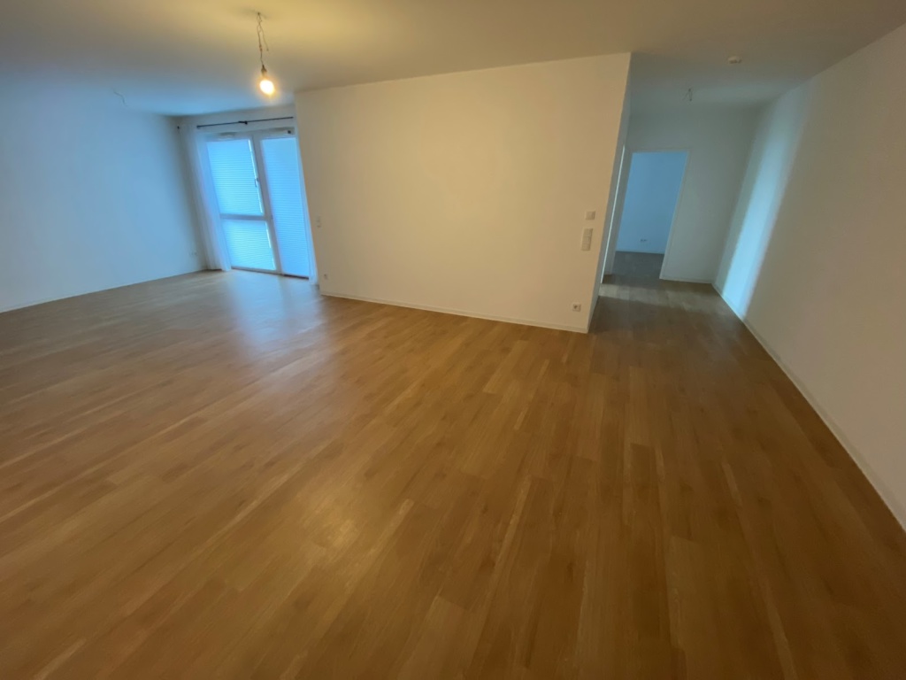 Wohnung Friedrichsfelde Rhinstr. 143 B - Wohnzimmer mit Balkonzugang