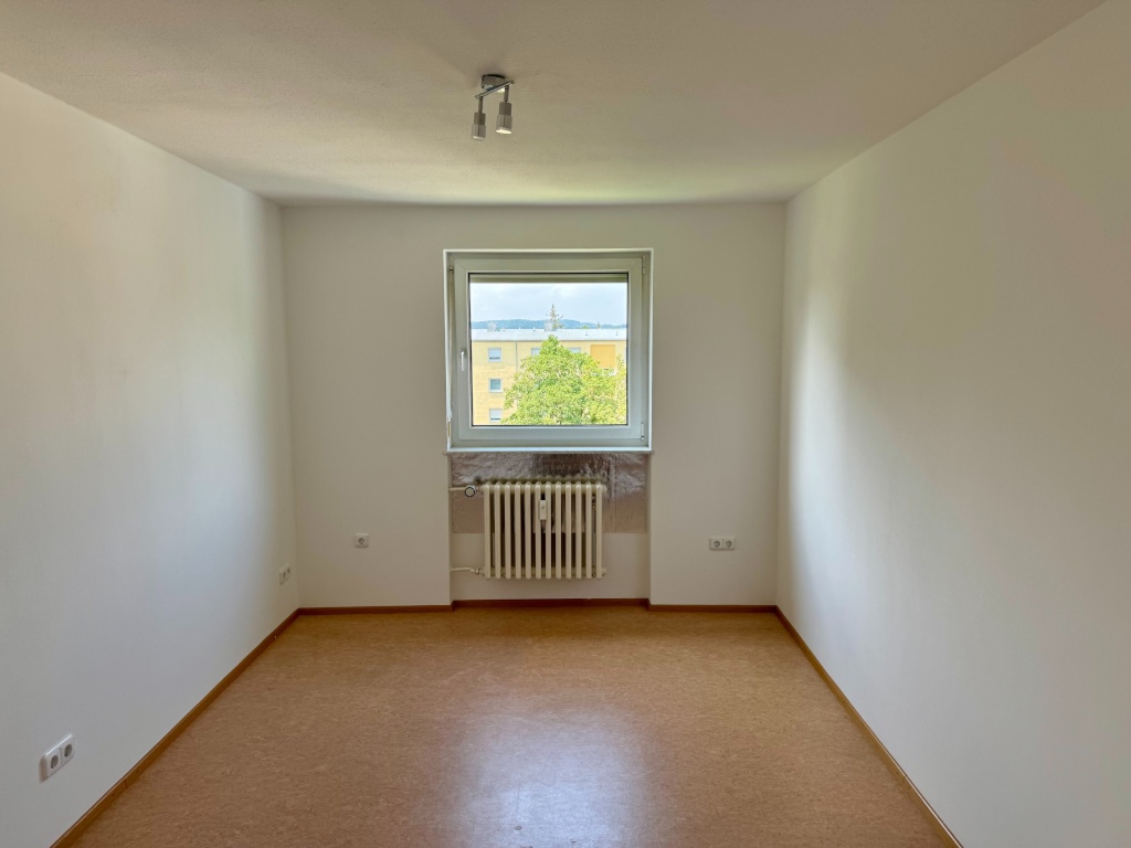 WG‐geeignete 4‐Zimmer‐Wohnung im Regensburger Westen – Balkon, ruhige Lage, ab 1. Oktober verfübar – 93049 Regensburg Westenviertel – Vorschaubild 2