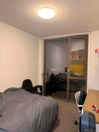 Anzeigenbild: Eine Wohnung mit einem Schlafzimmer, ausgestattet mit Küche und Bad.