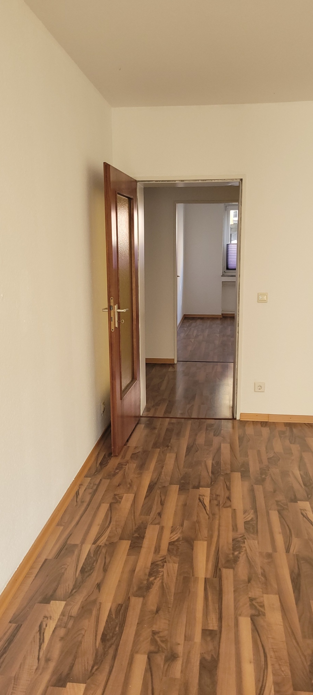 Sanierte und renovierte 2-Zimmer - Wohnung mit Loggia im Erdgeschoss – 40477 Düsseldorf Pempelfort – Vorschaubild 3