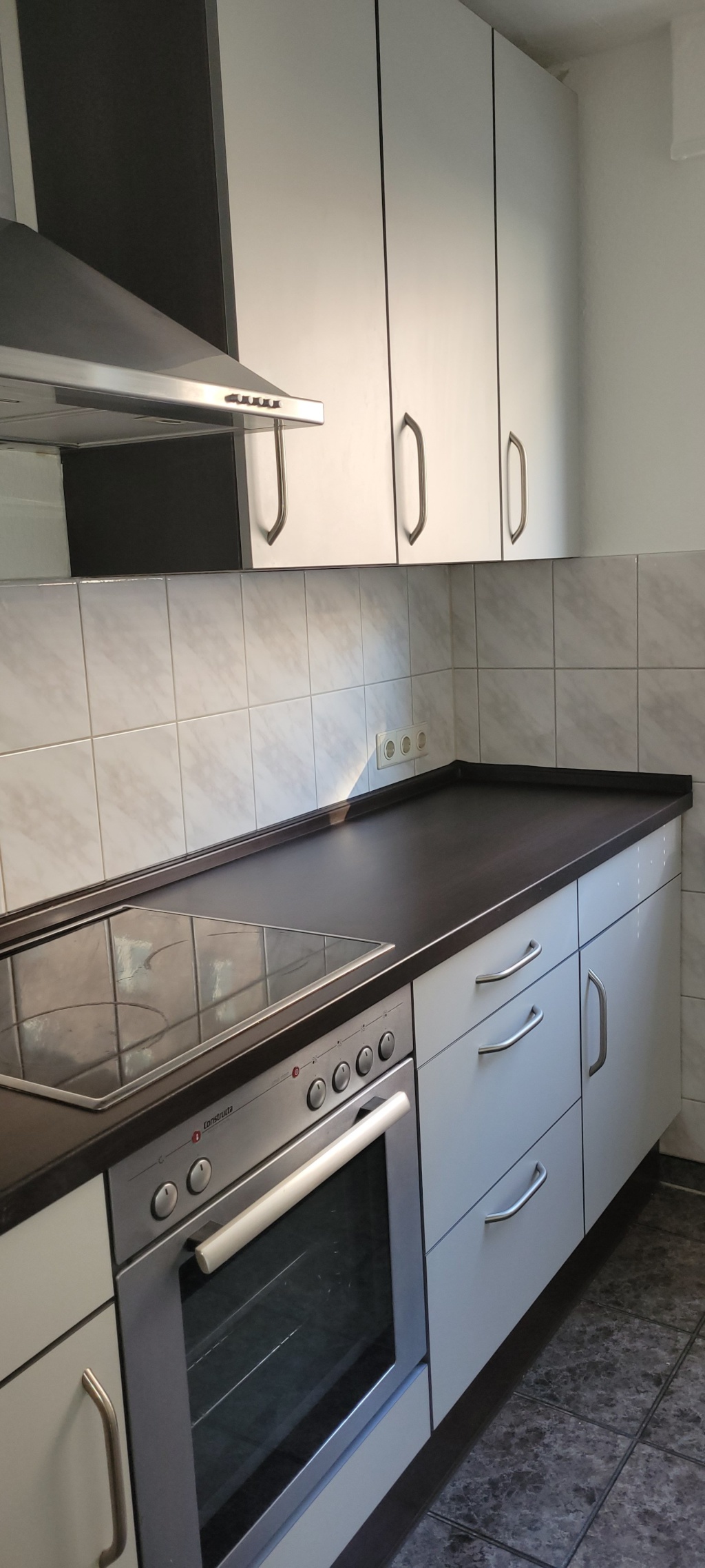 Sanierte und renovierte 2-Zimmer - Wohnung mit Loggia im Erdgeschoss